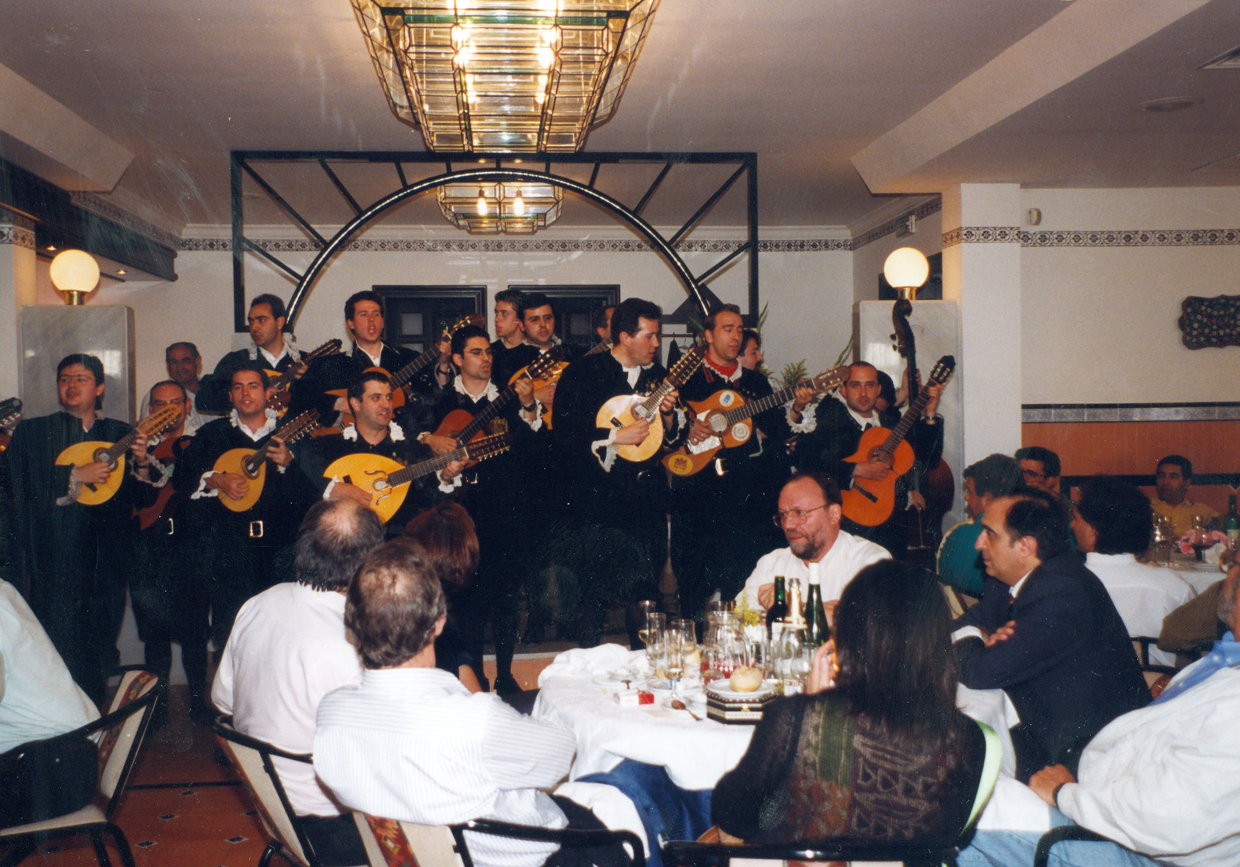 Celebración de San Pascual Bailón, año 2000, la Tuna actuando