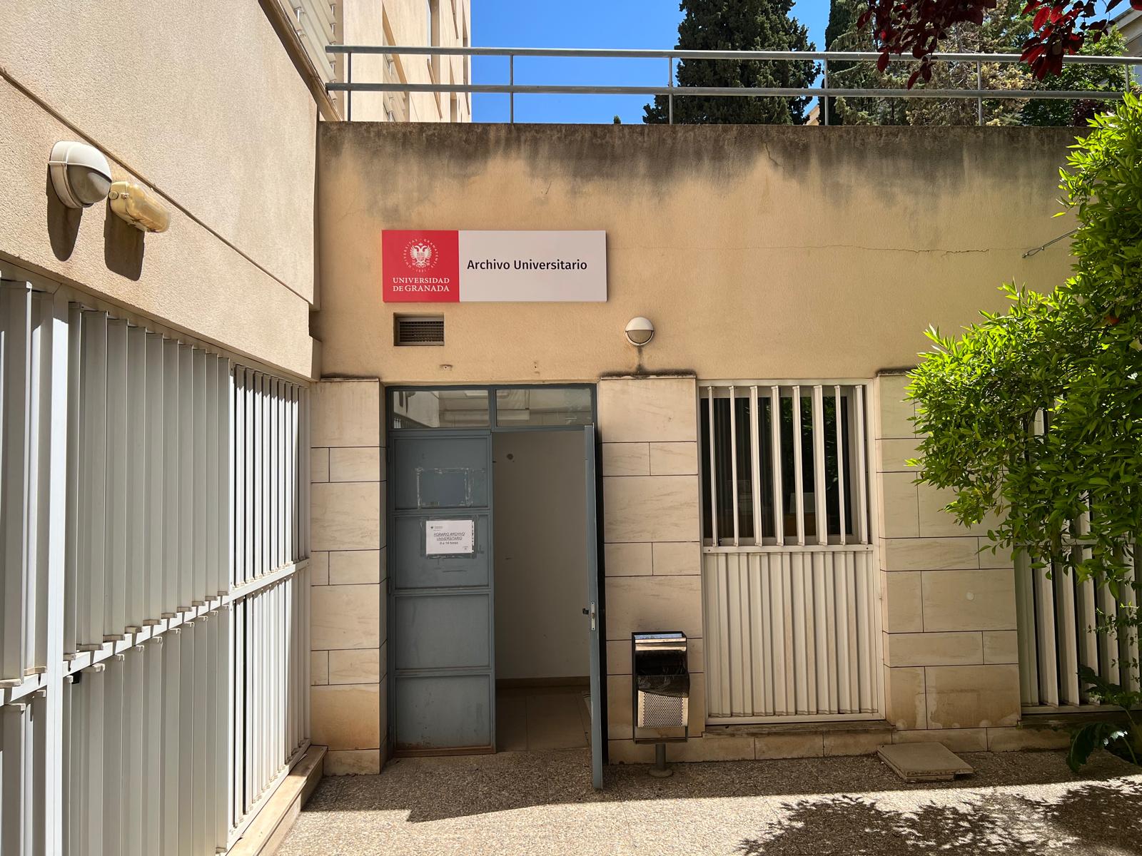 Puerta de entrada al Archivo de la Universidad de Granada